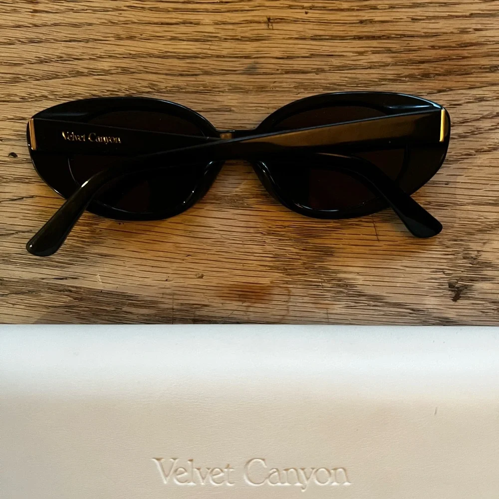 velvet canyon la plage Chic Black Oval Sunglasses - Picture 4 of 7